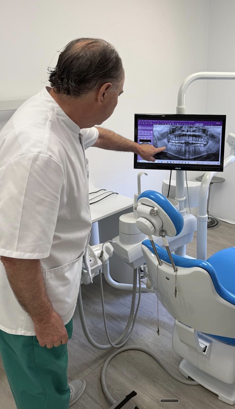 Dr. Florencio analizando una panorámica