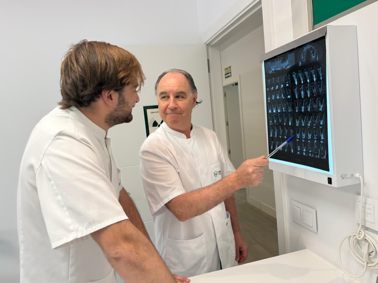 Dr. de la Peña diagnosticando con CBCT